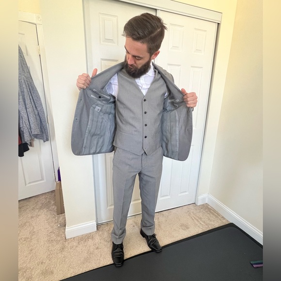 Light gray 3 piece slim fit suit 36Sx30 - Picture 2 of 12